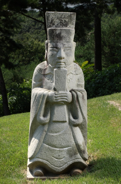 제20대 경종 원비 단의왕후 혜릉의 서측 문석인